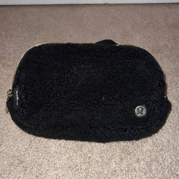 New Lululemon Everywhere Fleece Belt Bag Black 1L - Picture 1 of 9